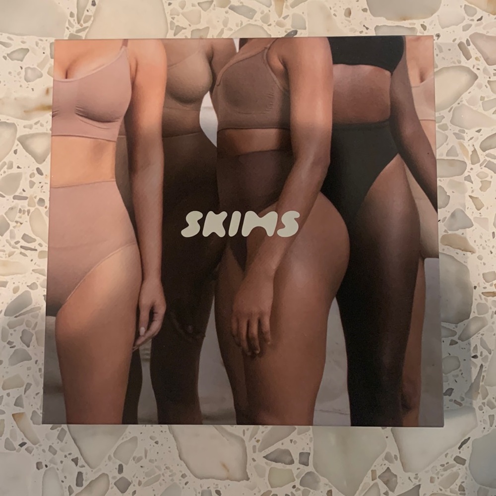 SKIMS core control thong - clay